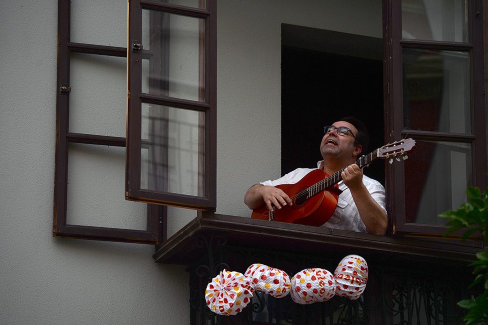 Musizieren geht nur auf dem Balkon, nicht auf der Straße (Bild: Cristina Quicler/AFP)