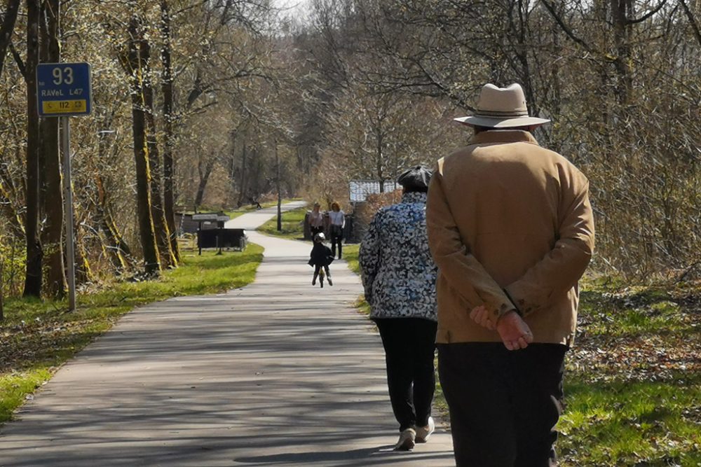 Der Sonntags-Spaziergang ist auch in der Corona-Krise erlaubt (Bild: Raffaela Schaus/BRF)