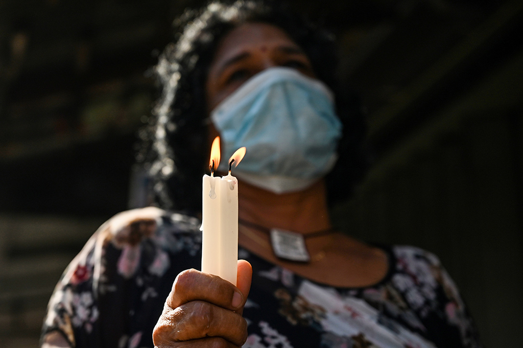 Sri Lanka gedenkt der Opfer der Terroranschläge (Bild: Ishara S. Kodikara/AFP)