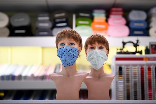 Stoffmasken in einem Laden