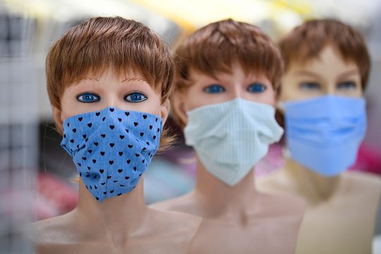 Stoffmasken in einem Laden