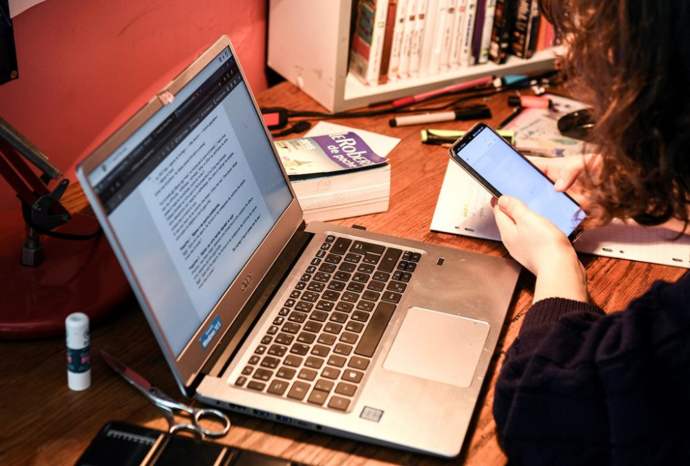 Studentin im Home-Office (Bild: Alain Jocard/AFP)