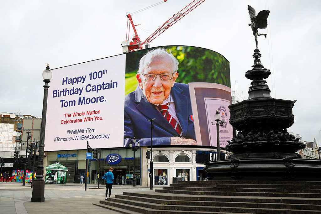 Captain Tom Moore feiert 100. Geburtstag - Geburtstagsgruß in Piccadilly Circus in London (Bild: Tolga Akmen/AFP)
