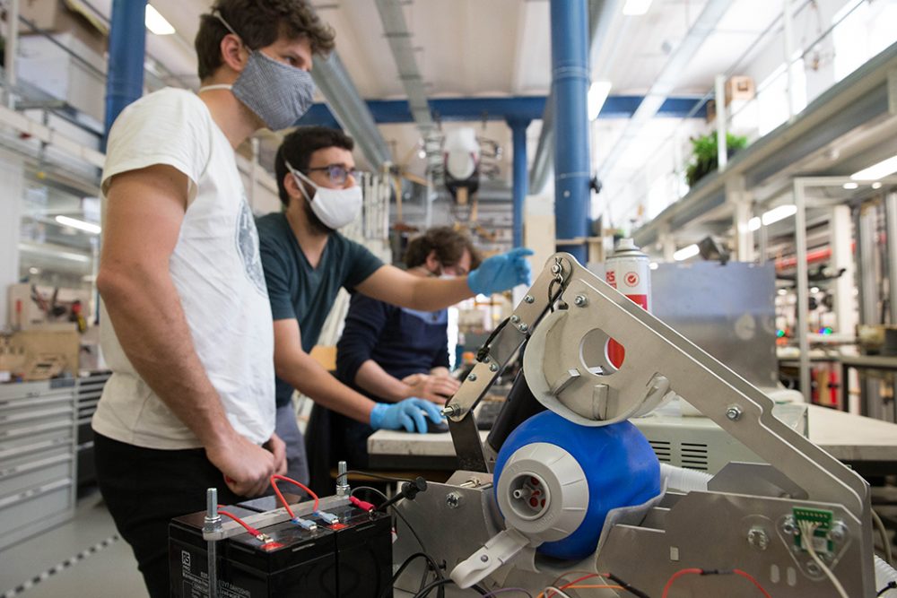 Wissenschaftler der Freien Universität Brüssel mit einem Prototypen am 7. April (Bild: Nicolas Maeterlinck/Belga)