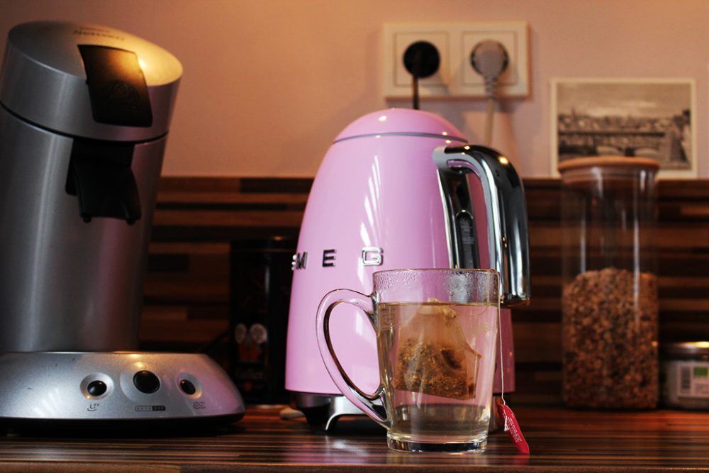 Wasserkocher und Kaffeemaschine in einer Küche