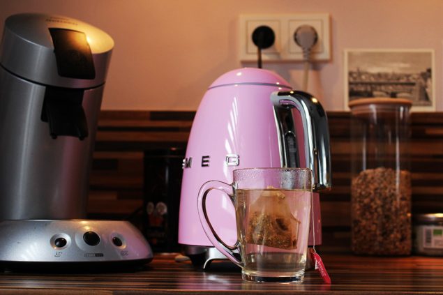 Wasserkocher und Kaffeemaschine in einer Küche