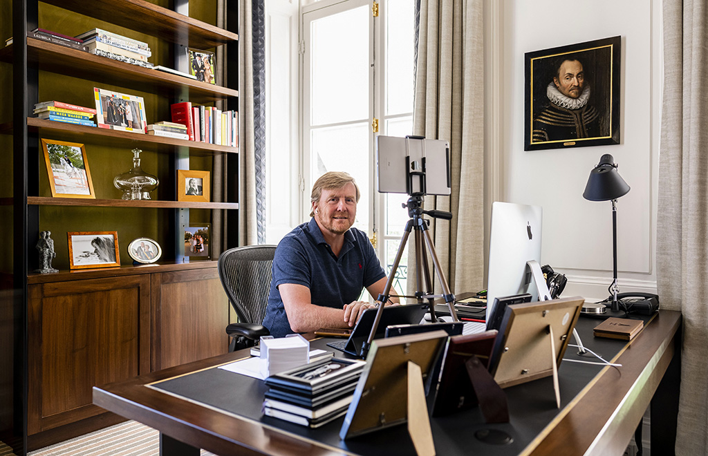 König Willem-Alexander in seinem Büro im Palast Huis ten Bosch (Bild: Frank Van Beek/AFP)
