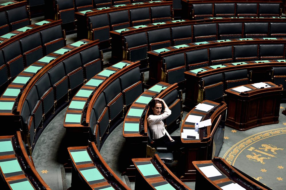 Premierministerin Sophie Wilmès am Donnerstag in der Kammer (Bild: Eric Lalmand/Belga)