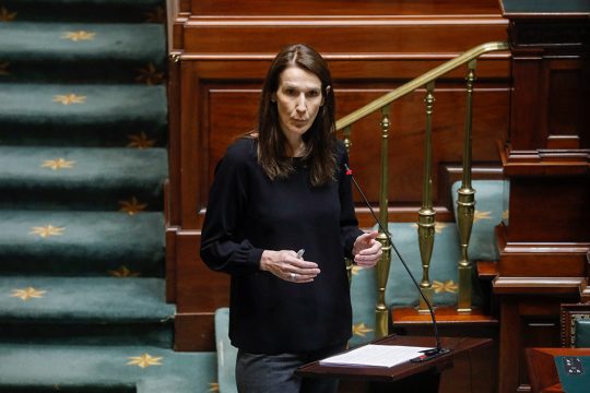 Premier Sophie Wilmès am Donnerstag in der Kammer (Bild: Thierry Roge/Belga)