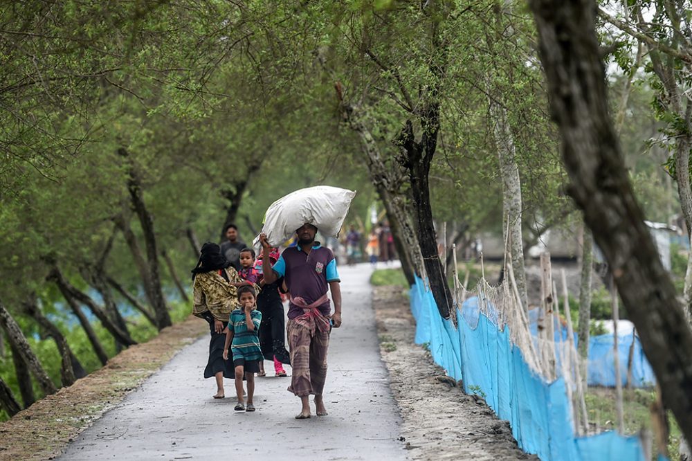 Zyklon "Amphan": Einwohner aus dem Bezirk Dacope of Khulna in Bangladesch auf dem Weg zu einer Notunterkunft (Bild: Munir uz Zaman/AFP)