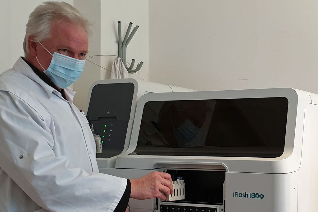 Paul Göbbels mit dem Antikörper-Testgerät (Bild: St.-Nikolaus-Hospital)