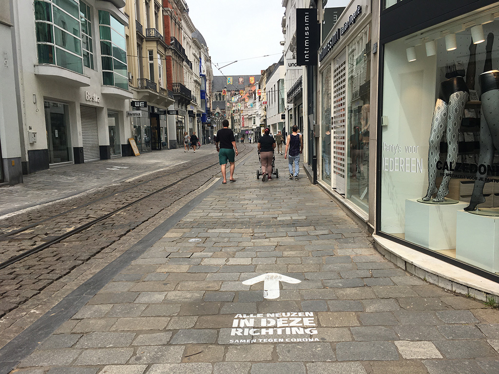 Auch in den Einkaufsstraßen von Gent bereitet man sich auf die Wiedereröffnung der Geschäfte vor - mit Markierungen auf dem Boden, die die Richtung angeben (Bild: Ann Braeckman/Belga)