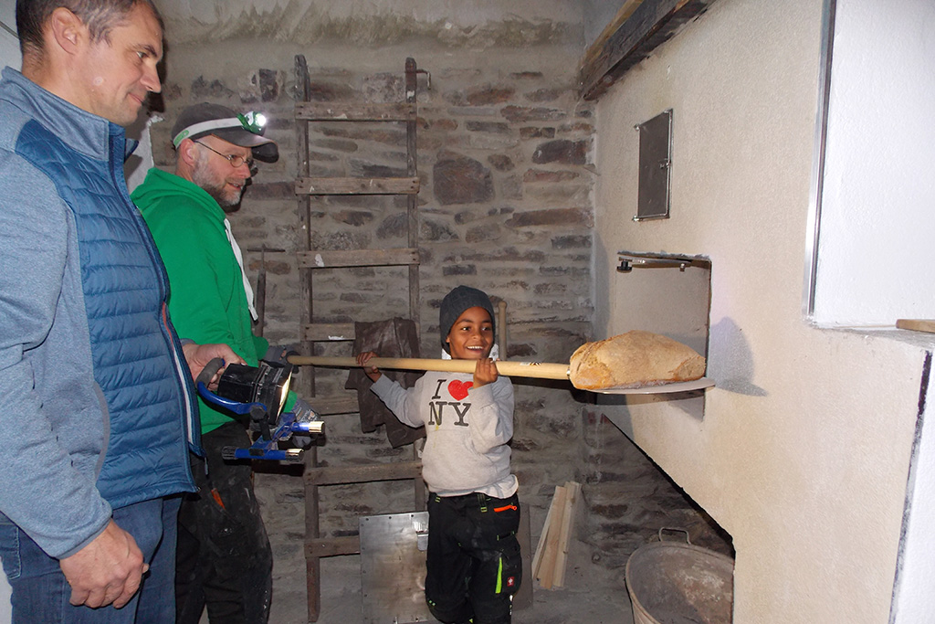 Schon seit Oktober 2018 backt die Brotbackgruppe Mürringen in Udenbreth in einem privaten Backes Sauerteigbrote für den Eigengebrauch (Bild: privat)