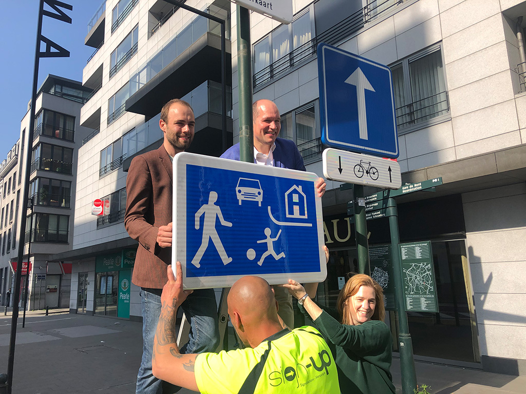 Anbringen der neuen Hinweisschilder: Schöffe Bart Dhont, Bürgermeister Philippe Close und Ministerin Elke Van den Brandt (Bild: Nils Quintelier/Belga)