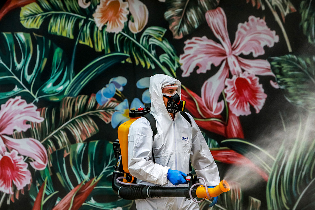Desinfektion eines Einkaufszentrums im brasilianischen Caxias do Sul (Bild: Silvio Avila/AFP)