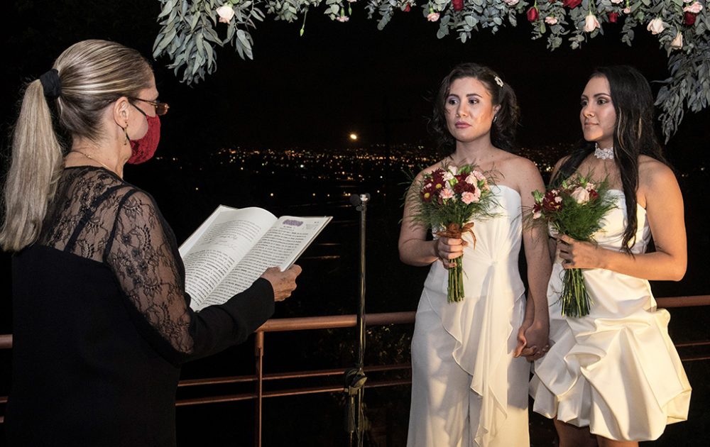 Als erste Frauen in Costa Rica wurden Alexandra Quiros und Dunia Araya am Dienstag verheiratet (Bild: Ezequiel Becerra/AFP)