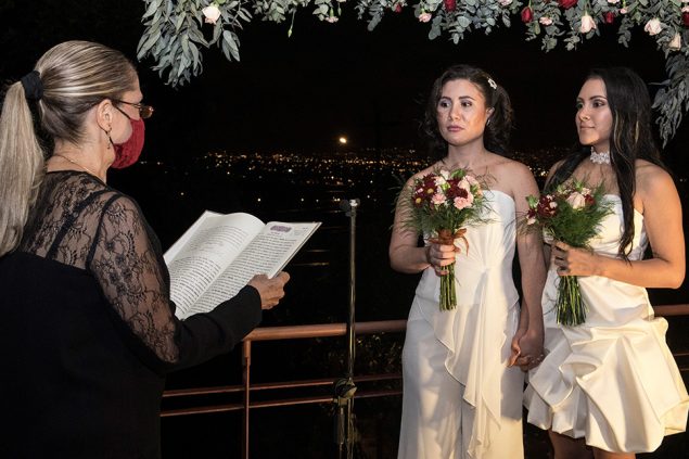 Als erste Frauen in Costa Rica wurden Alexandra Quiros und Dunia Araya am Dienstag verheiratet (Bild: Ezequiel Becerra/AFP)