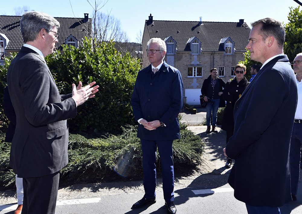 Aachens Oberbürgermeister Marcel Philipp, Innenminister Pieter De Crem und DG-Ministerpräsident Oliver Paasch am 24. März in Kelmis (Bild: Eric Lalmand/Belga)