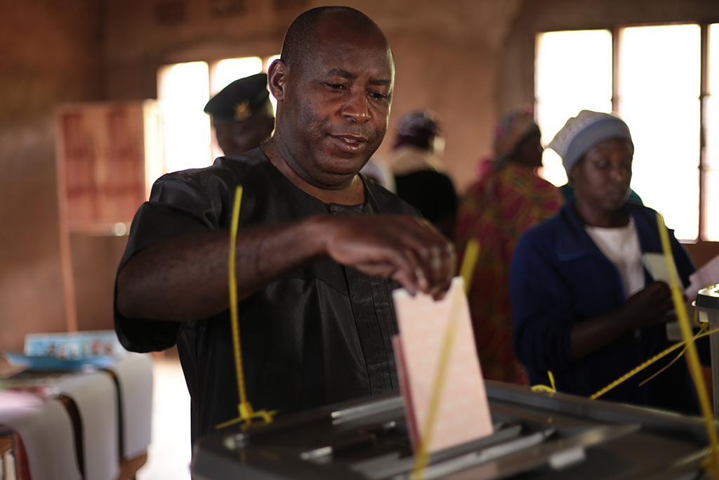 Evariste Ndayishimiye bei der Stimmabgabe (Archivbild: AFP)