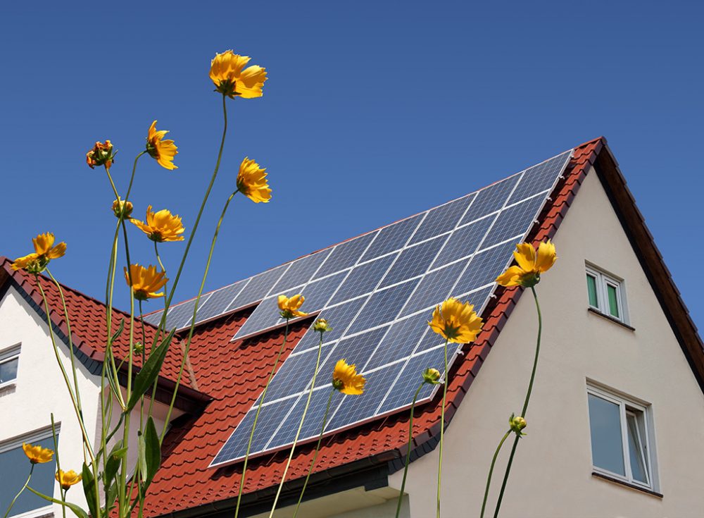 Solarzellen auf Hausdach (Illustrationsbild: © Bildagentur PantherMedia / Andreas Weber)