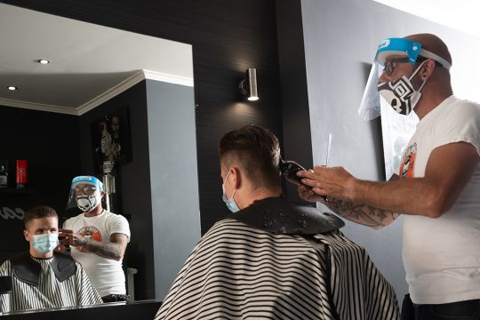 Besuch beim Friseur - mit Mund-Nasen-Maske (Bild: Benoît Doppagne/Belga)