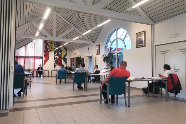 Abstandsregeln im Gemeinderat in Bütgenbach (Bild: Raffaela Schaus/BRF)