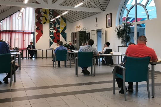 Abstandsregeln im Gemeinderat in Bütgenbach (Bild: Raffaela Schaus/BRF)