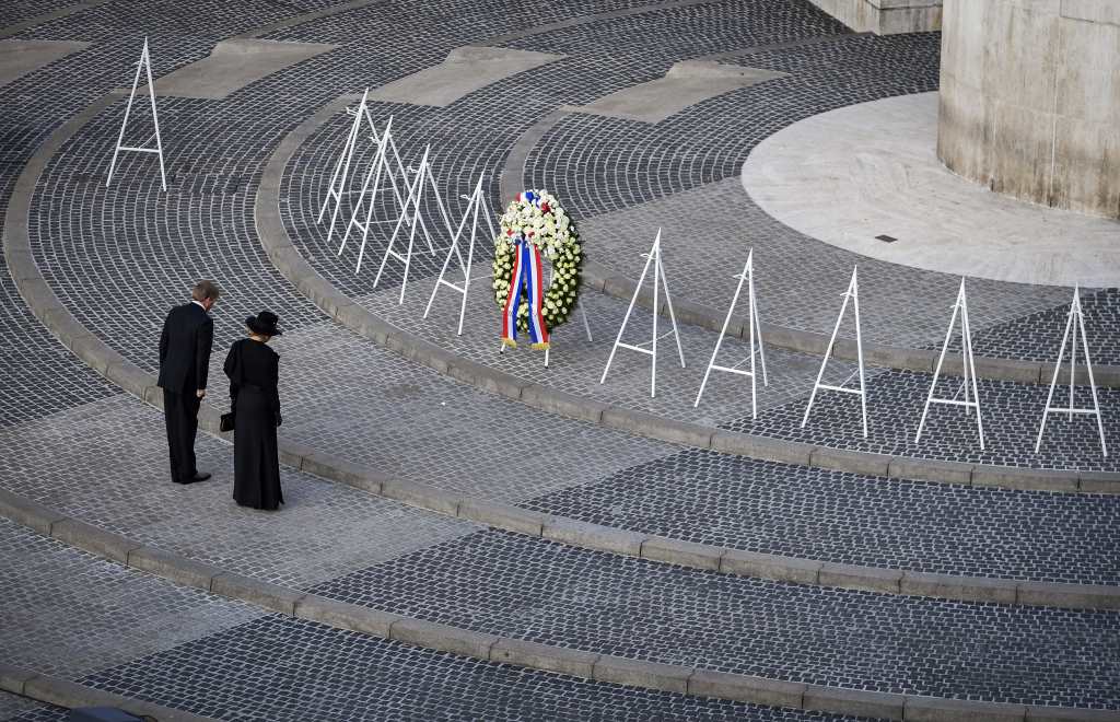 Niederlande gedenken der Kriegsopfer mit Schweigeminuten (Bild: Mischa Schoemaler/AFP)