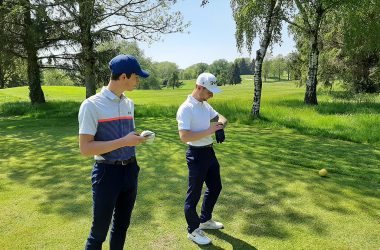 Noah und Yannick Schintz spielen im Golf-Club Henri-Chapelle (Bild: Christophe Ramjoie/BRF)