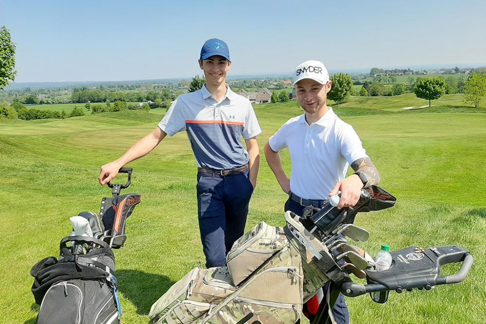 Noah und Yannick Schintz spielen im Golf-Club Henri-Chapelle (Bild: Christophe Ramjoie/BRF)