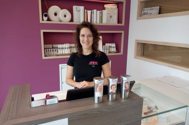 Iris Henrotte betreibt den Salon Shine in Bütgenbach (Bild: Manuel Zimmermann/BRF)