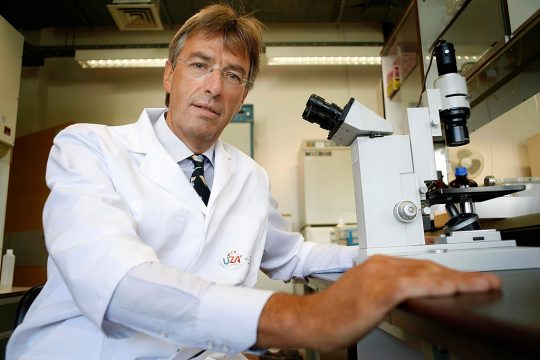 Der Mikrobiologe Prof. Dr. Herman Goossens von der Universität Antwerpen (Bild: Jorge Dirkx/Belga)