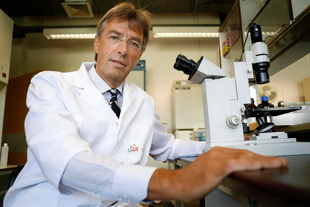 Der Mikrobiologe Prof. Dr. Herman Goossens von der Universität Antwerpen (Bild: Jorge Dirkx/Belga)
