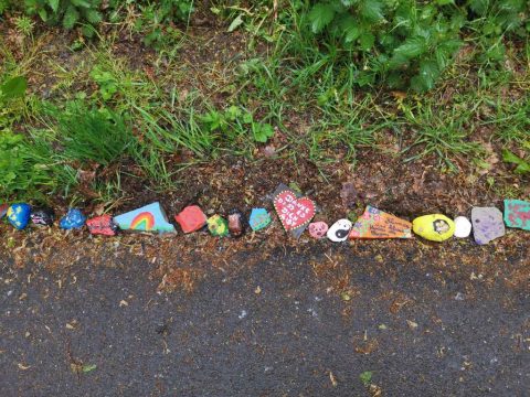 Bemalte Steine in St. Vith (Bild: Raffaela Schaus/BRF)