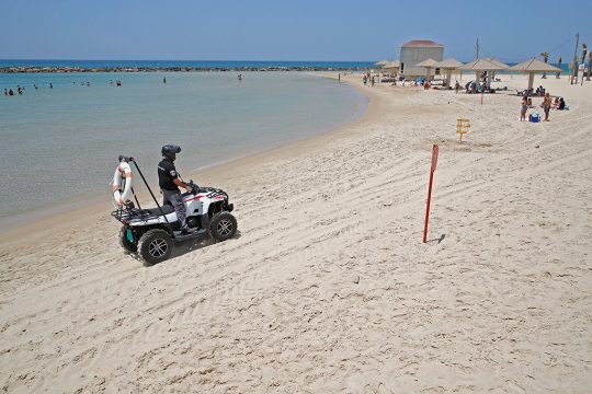 Hitzewelle in Israel: Wachmann am Strand von Netanya (Bild: Jack Guez/AFP)
