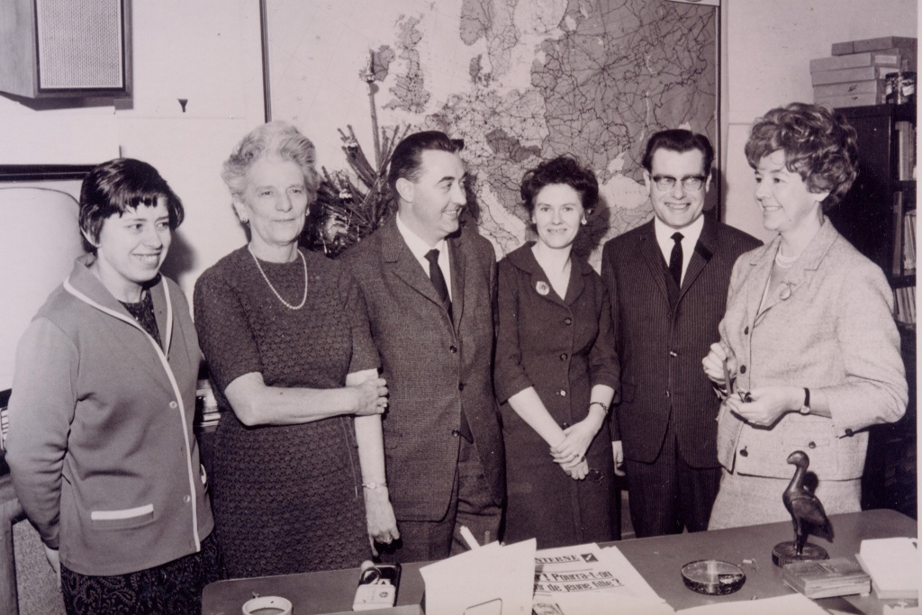 BRF-Pionierin Irene Janetzky (r.) mit ihrem Team in den 1960er Jahren. Unter anderem: Hubert Jenniges (2.v.r.) und Peter Moutschen (3.v.l.) (Bild: BRF-Archiv)