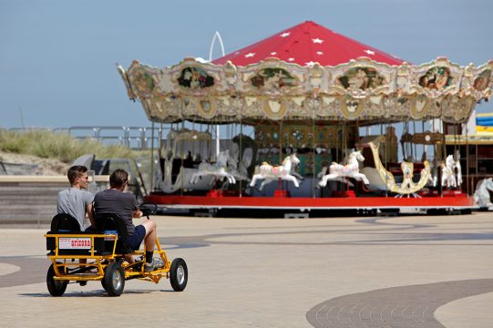 Karussell im Küstenort De Panne (Bild: Aude Vanlathem/Belga)