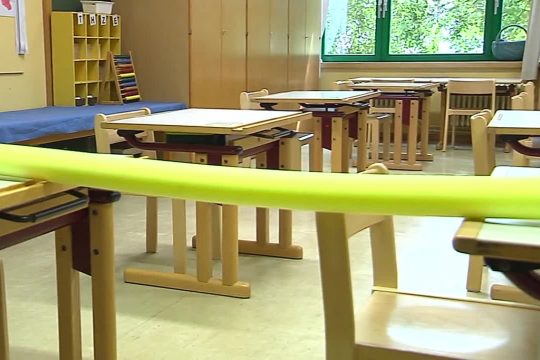 Sicherheitsvorkehrungen in der Schule in Kettenis (Bild: BRF TV)