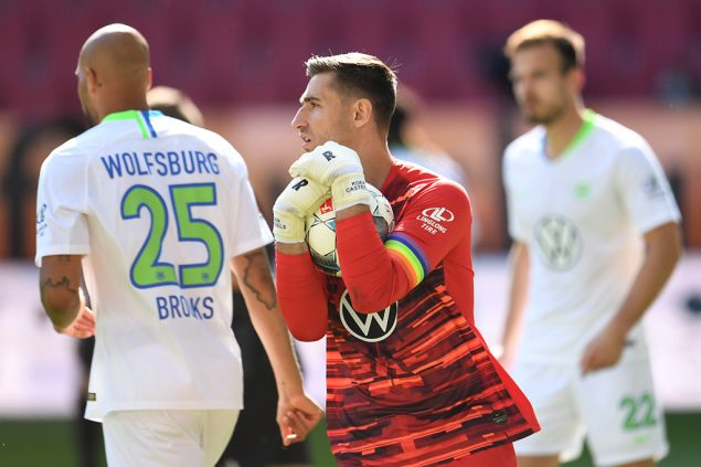 Wolfsburg-Keeper Koen Casteels beim Spiel in Augsburg (Bild: Tobias Hase/AFP)