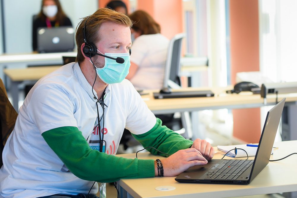 Mitarbeiter in einem Callcenter für Kontakt-Tracing in Brüssel (Archivbild: Laurie Dieffembacq/Belga)