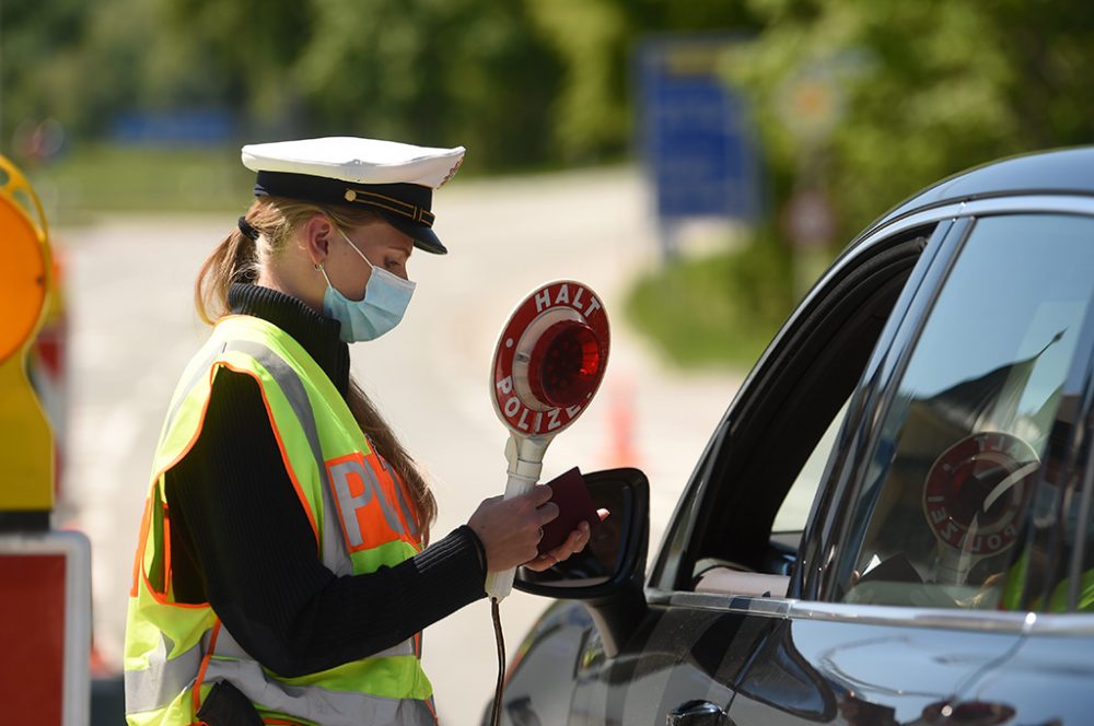 Deutsche Polizistin bei einer Grenzkontrolle