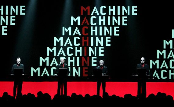 Kraftwerk bei einem Auftritt in Bern 2004
