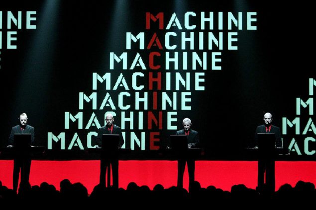 Kraftwerk bei einem Auftritt in Bern 2004