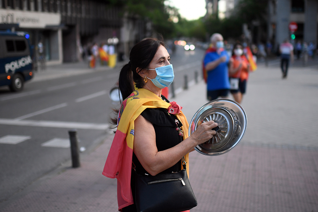 Proteste in Madrid nach Verlängerung des Corona-Notstands (Bild: Oscar Del Pozo/AFP)