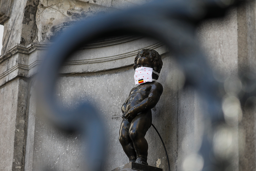 Auch das Brüsseler Wahrzeichen Manneken Pis trägt jetzt Mundschutz (Illustrationsbild: Thierry Roge/Belga)
