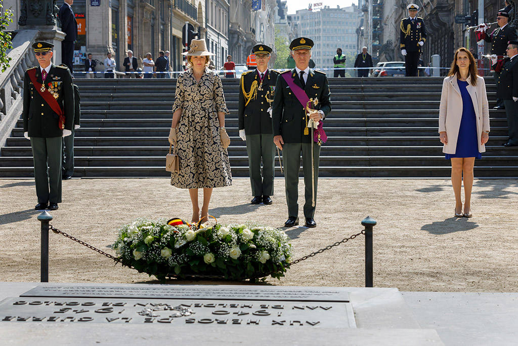Armee-Chef Marc Compernol, Königin Mathilde, König Philippe und Premierministerin Sophie Wilmès am Grab des Unbekannten Soldaten in Brüssel (Bild: Olivier Matthys/Pool/Belga)