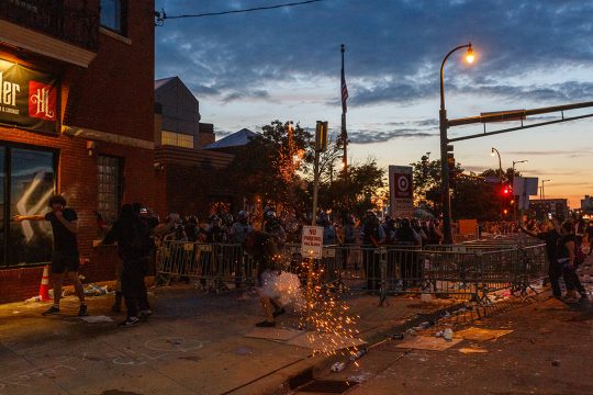 Wütende Proteste nach tödlichem Polizeieinsatz in Minneapolis