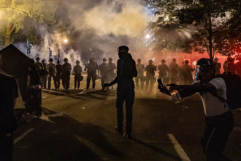 Demonstranten und Polizisten stehen sich in Washington DC, gegenüber (Bild: Eric Baradat/AFP)