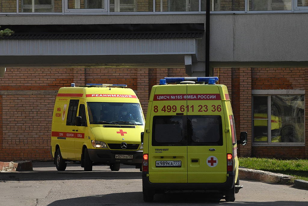 Zwei Ambulanzen in Moskau (Bild: Kirill Kudryavisev/AFP)