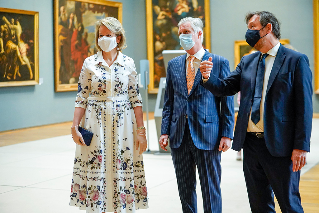Königin Mathilde und König Philippe mit Michel Draguet vom Musée des Beaux Arts (Bild: Daina Le Lardic/Belga)
